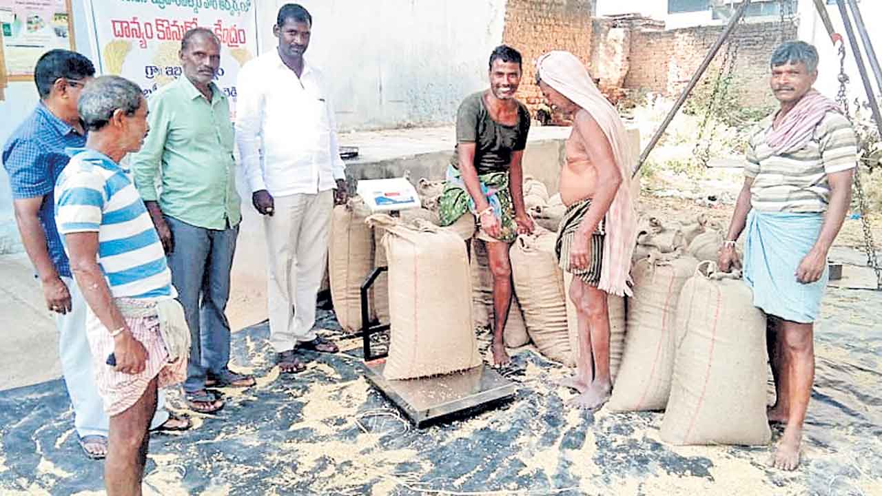 లక్ష్యానికి దూరంగా.. బోసిపోయిన కొనుగోలు కేంద్రాలు
