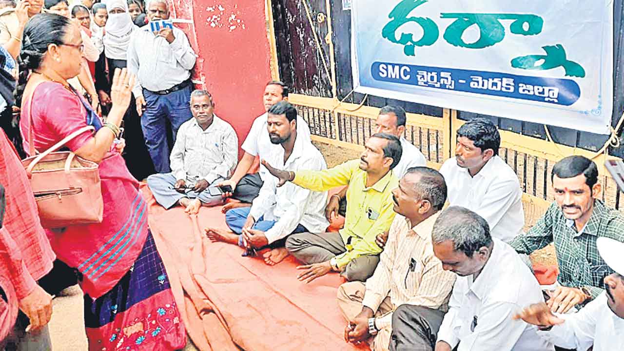 బడి తాళం తీయకుండా ఎస్‌ఎంసీ చైర్మన్ల ధర్నా