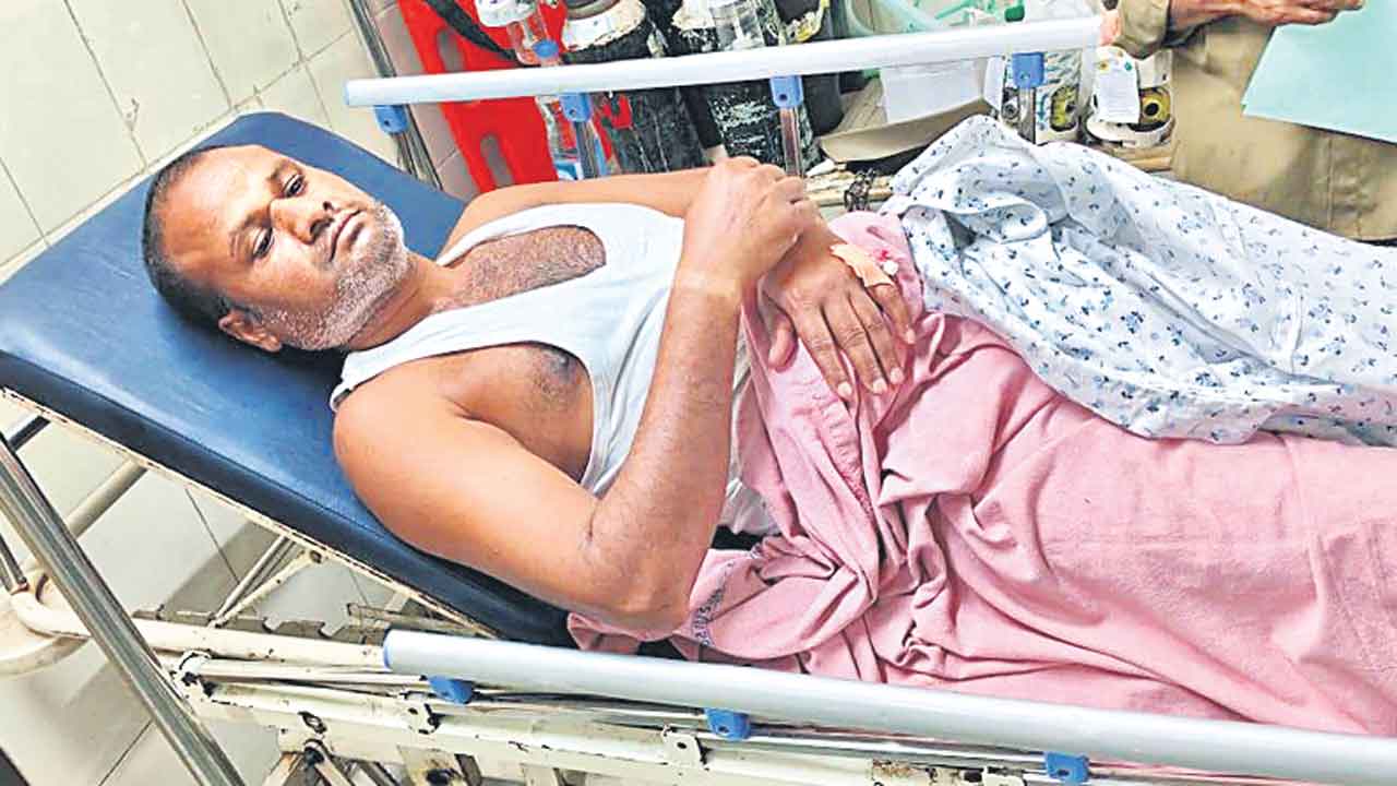 తప్పులేకున్నా..చితకబాదిన ఖాకీలు