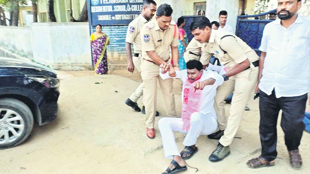 ‘గురుకుల బాట’ అడ్డగింత