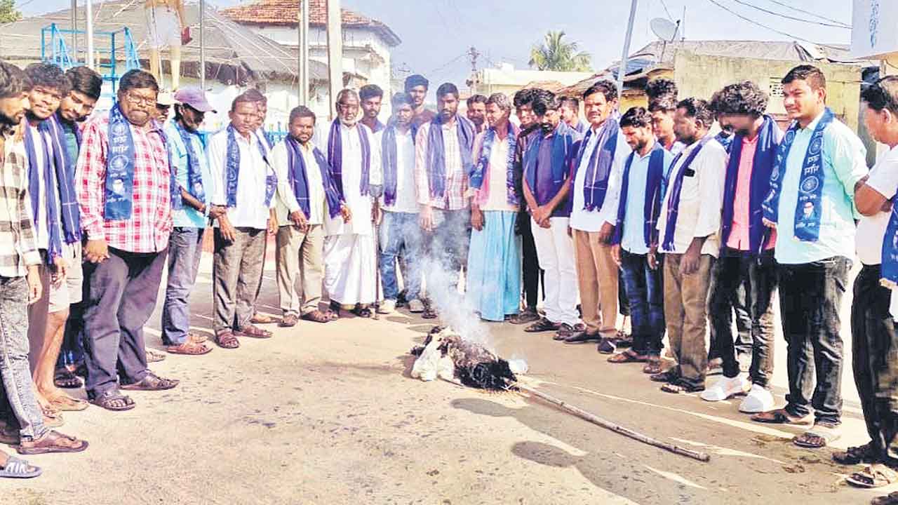 బీజేపీకి షాక్‌.. భగ్గుమన్న దళిత సంఘాలు