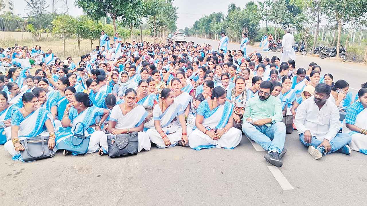 ఉద్యోగ భద్రత కల్పించండి