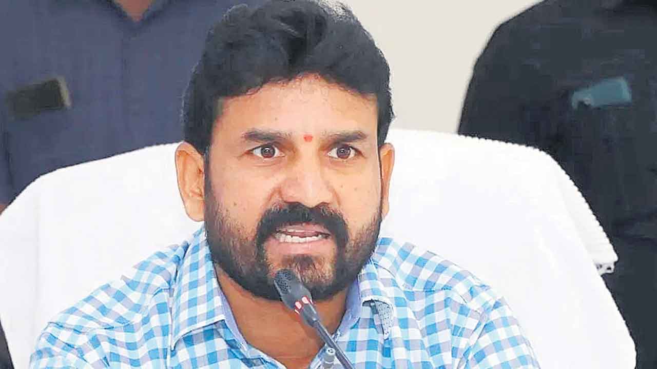 రైతుకు బేడీలు వేయడం అత్యంత క్రూరత్వం..