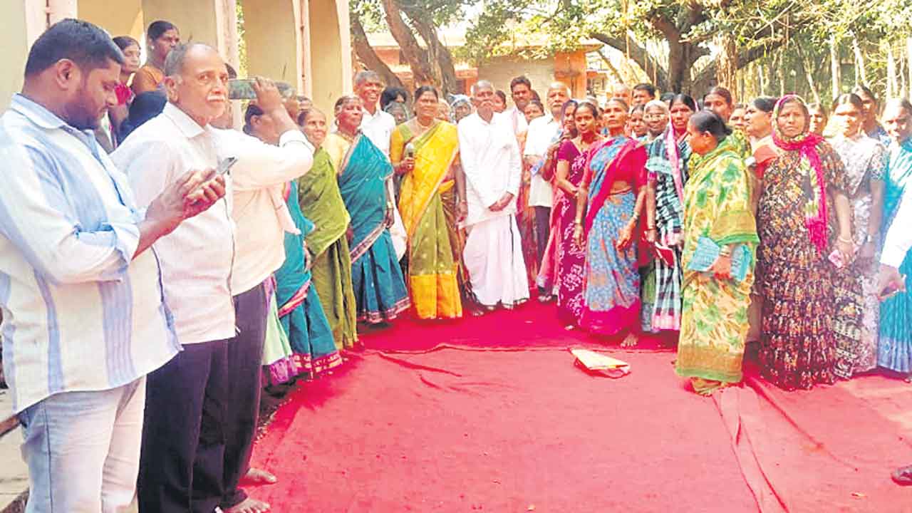 డీడీఎస్‌ అమ్మిన భూములను అప్పగించాలి