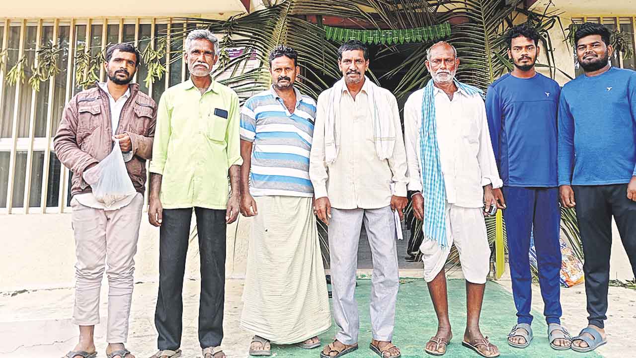 పంట రుణమాఫీ కోసం రైతుల నిరసన