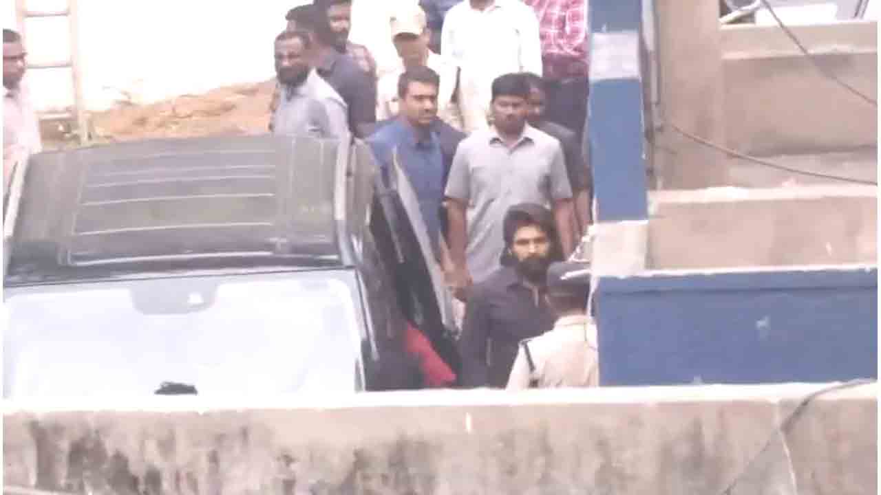 Allu Arjun | ఏసీపీ ముందు విచార‌ణ‌కు హాజ‌రైన అల్లు అర్జున్