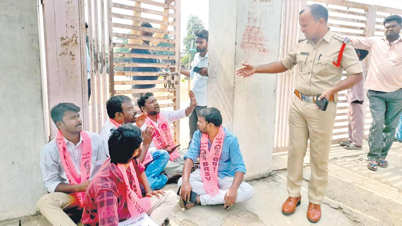 కాంగ్రెస్‌కు వత్తాసు పలకడం సరికాదు