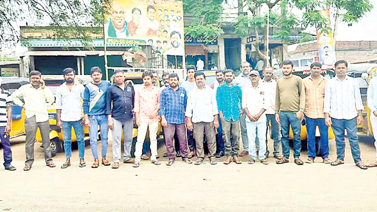 హామీలు నెరవేర్చాలని ఆటో డ్రైవర్ల బంద్‌