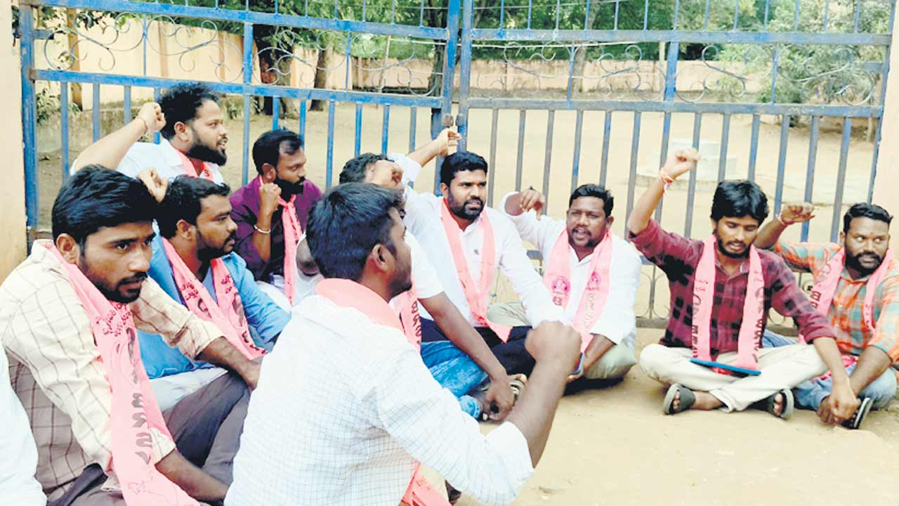 వైఫల్యాలను కప్పిపుచ్చుకునేందుకే గురుకుల బాటకు అడ్డంకులు