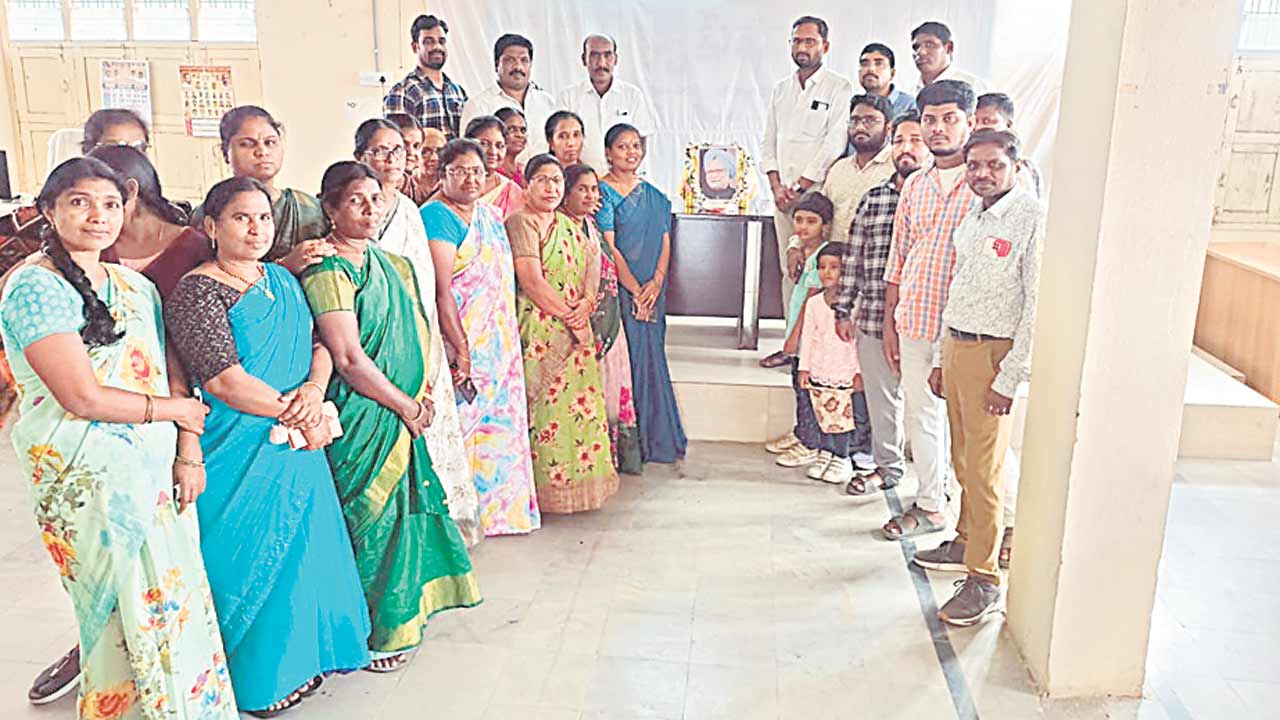 ఉద్యోగుల ఖాళీలను భర్తీ చేయాలి