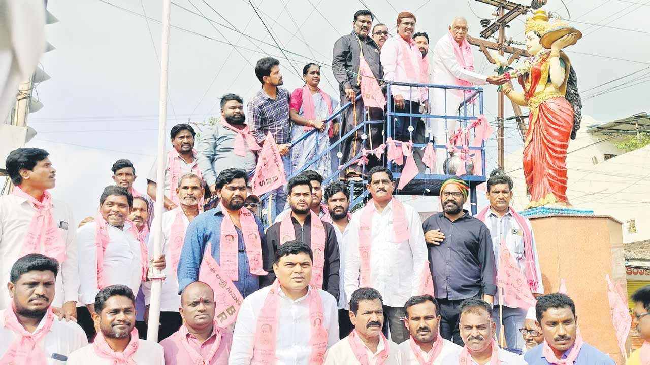 తెలంగాణ తల్లి రూపం మార్చడమెందుకో?