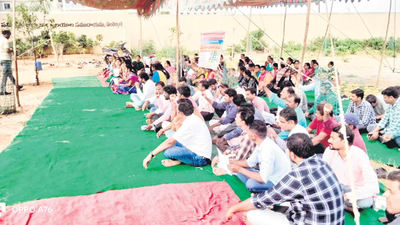 సమగ్ర శిక్ష ఉద్యోగుల సమ్మెబాట