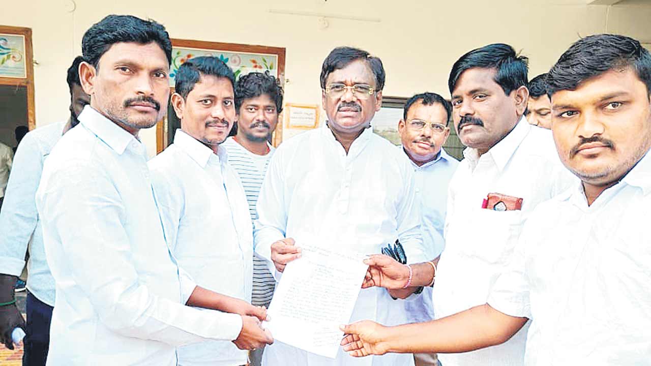 ఎమ్మెల్యేకు చెప్పినా బస్సు వస్తలే..