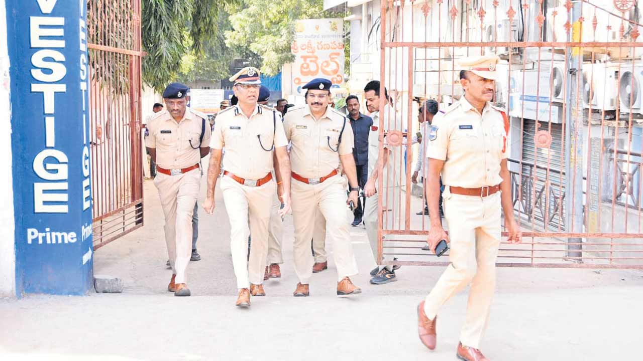 గ్రూప్‌-2 పరీక్షా కేంద్రాల వద్ద పటిష్ట బందోబస్తు