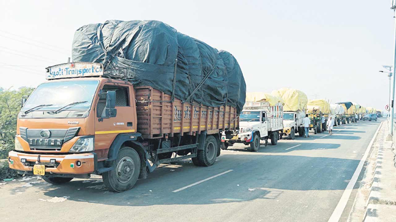 అధికారి.. ఆ పక్కనే దళారీ