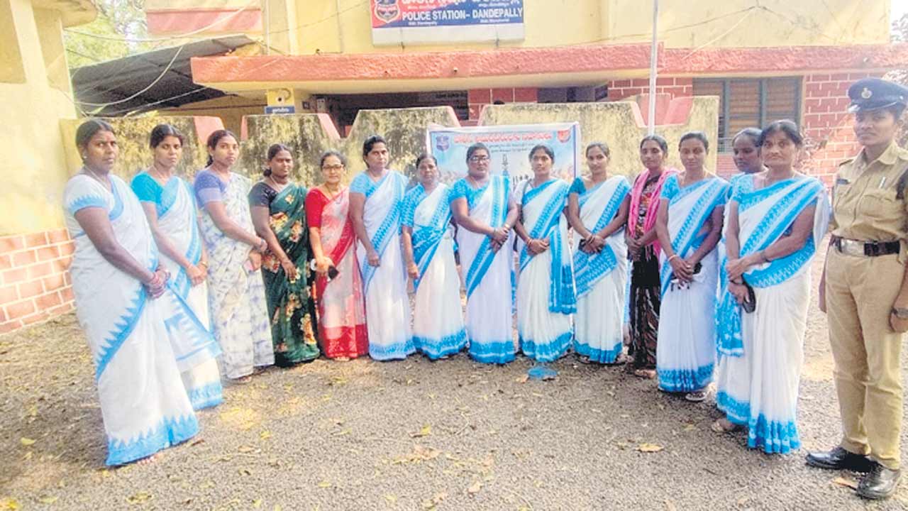 ఆశ కార్యకర్తల నిరసన