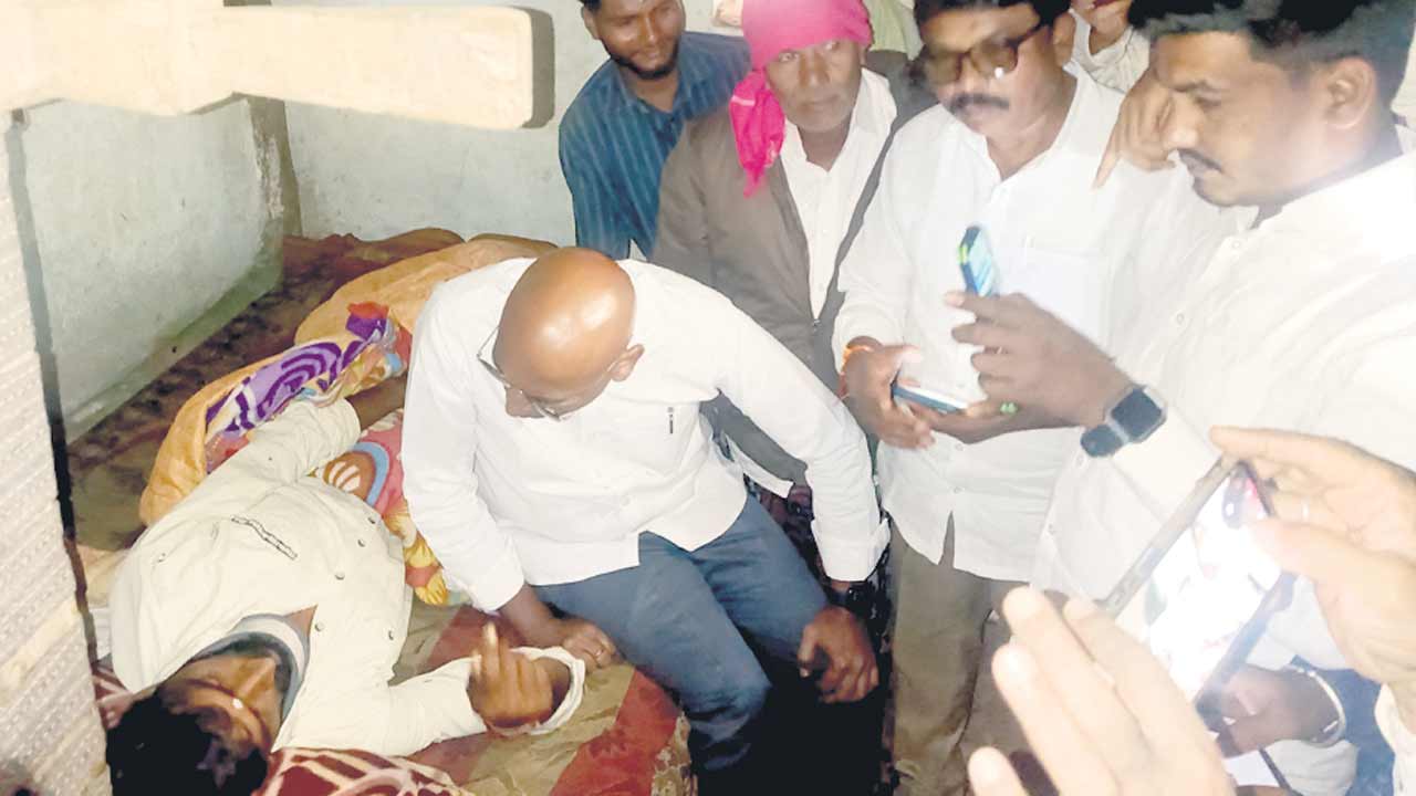 సురేశ్‌కు పది లక్షల పరిహారమివ్వాలి