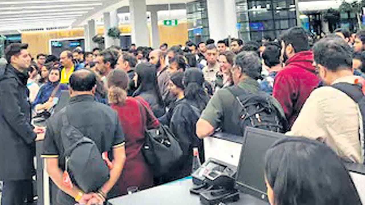 ఇస్తాంబుల్‌ విమానాశ్రయంలో చిక్కుకున్న వందలాది భారతీయులు