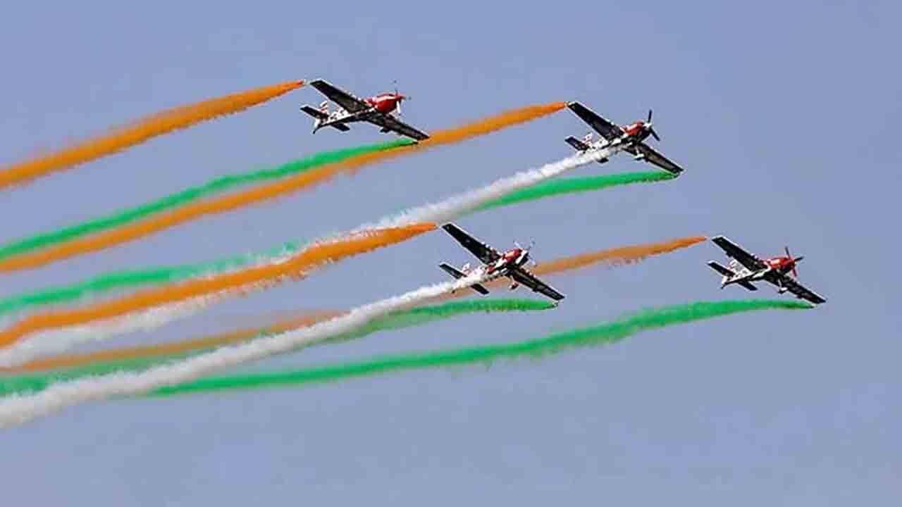 Air show | హైదరాబాద్‌లో అలరించిన ఎయిర్‌ షో.. హుస్సేన్‌సాగర్‌పై అద్భుత విన్యాసాలు.. Videos