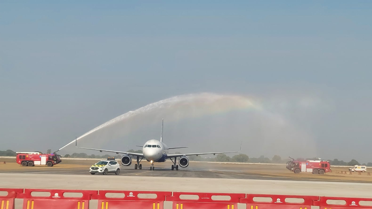 Noida Airport | నోయిడా ఎయిర్‌పోర్ట్‌లో రన్‌వేపై విజయవంతంగా విమానం ల్యాండింగ్‌..!