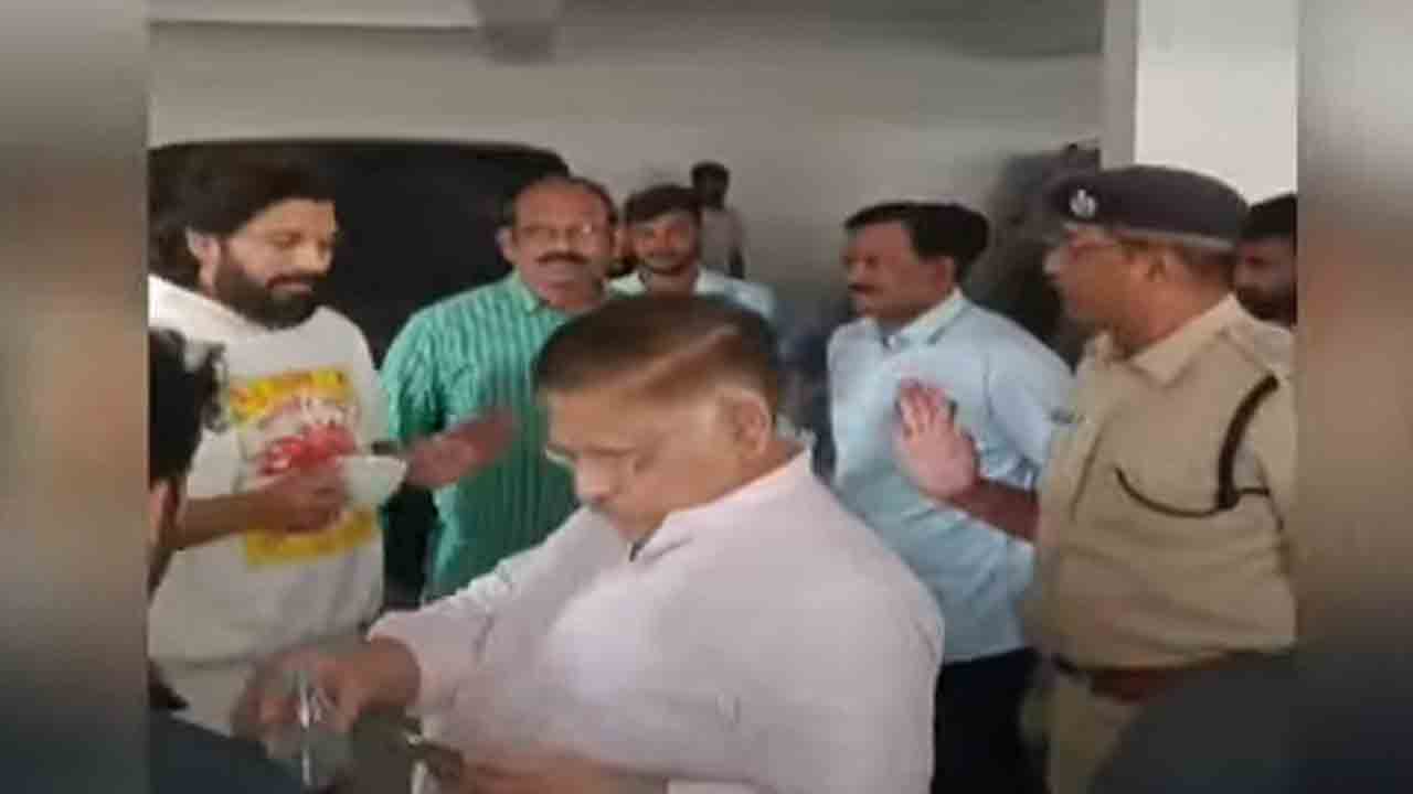 Allu Arjun | దుస్తులు మార్చుకునే అవకాశం కూడా ఇవ్వరా..? పోలీసులతో అల్లు అర్జున్‌