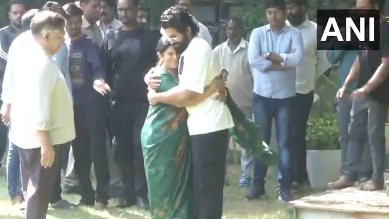 Allu Arjun | అల్లు అర్జున్‌ను చూసి ఎమోష‌న‌ల్ అయిన చిరంజీవి భార్య.. వీడియో