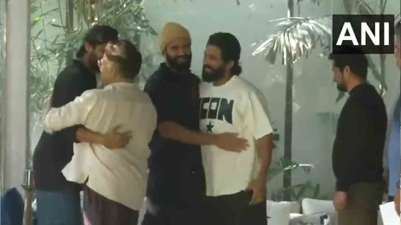 Allu Arjun | అల్లు అర్జున్ ఇంటికి చేరుకున్న విజ‌య్ దేవ‌ర‌కొండ.. వీడియో