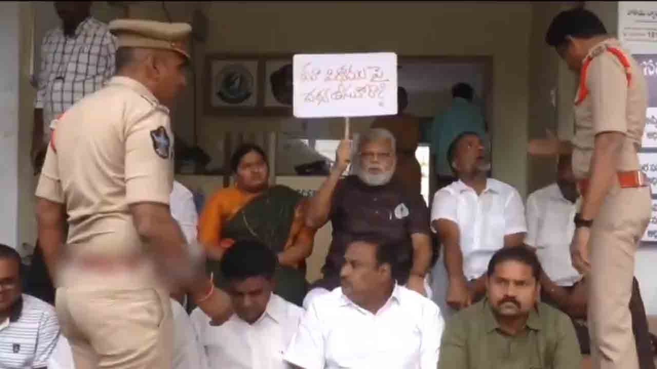 Ambati Rambabu | పోలీస్స్టేషన్ ఎదుట మాజీ మంత్రి అంబటి రాంబాబు ధర్నా