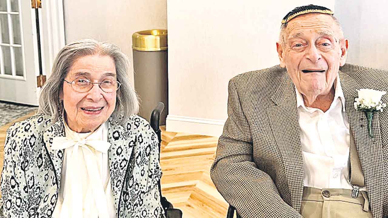 Oldest Newlywed Couple | ప్రేమకు వయసు అడ్డుకాదు.. పెండ్లితో ఒక్కటైన శతాధిక వృద్ధులు