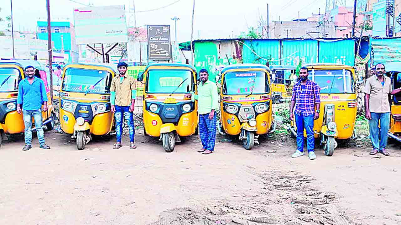 ఏడాదైనా ఆటో డ్రైవర్లకు అందని జీవనభృతి