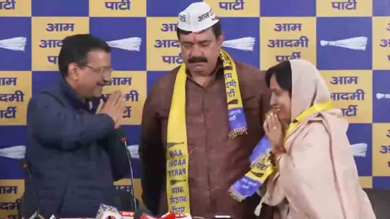 BJP Leader Joins APP | భార్యతో కలిసి ఆప్‌లో చేరిన.. బీజేపీ నేత రమేష్ పెహల్వాన్