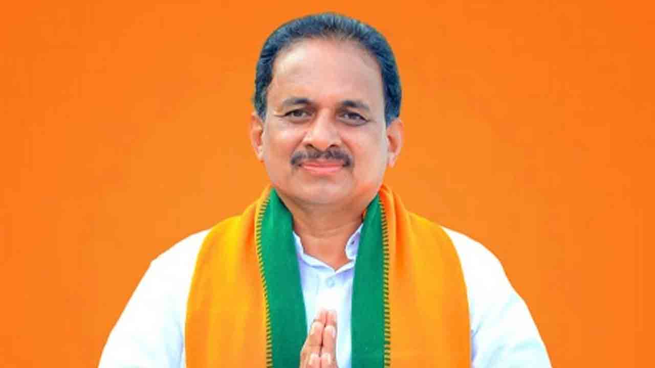 మంత్రి సురేఖ క్షమాపణ చెప్పాలి