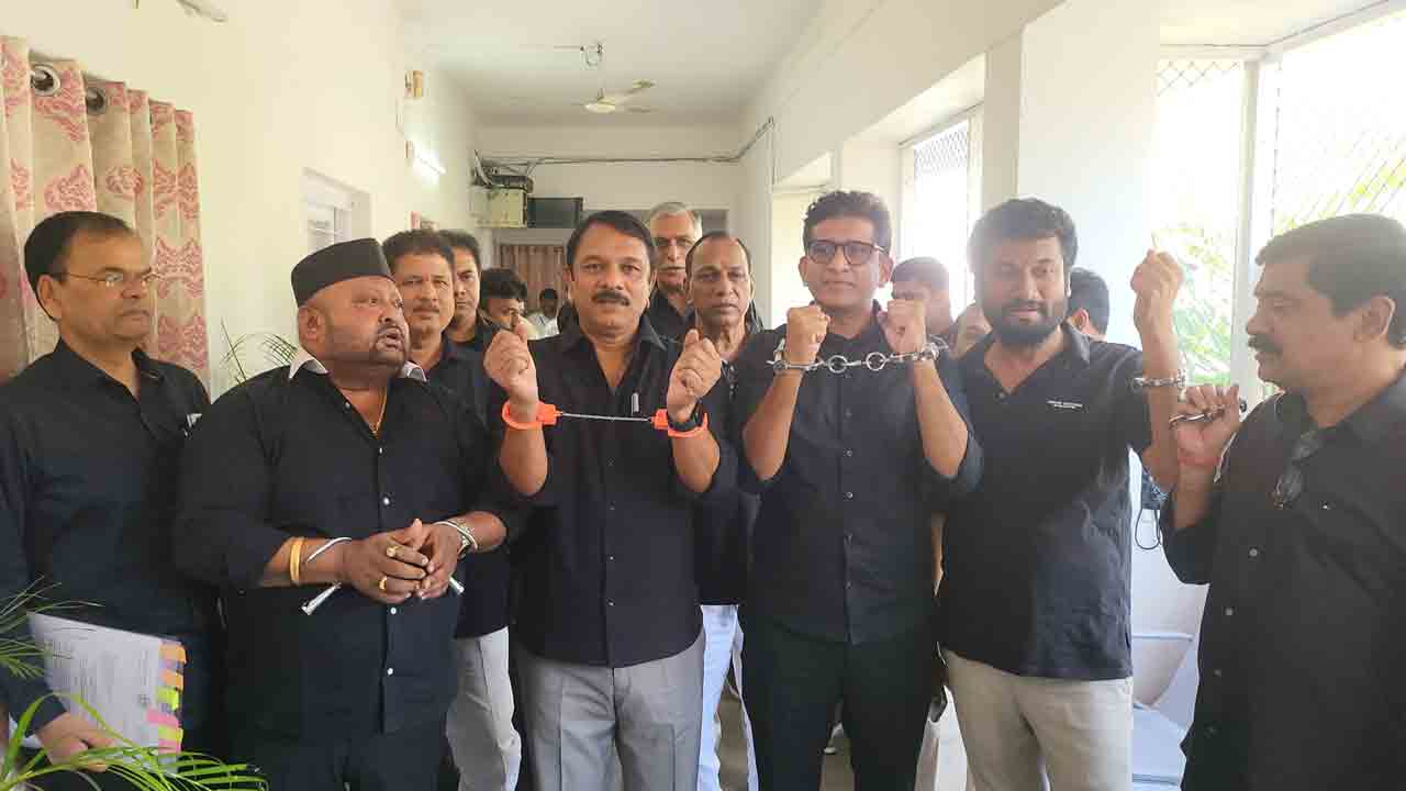 BRS | లగచర్లకు రైతులకు సంఘీభావంగా.. నల్ల అంగీలు, చేతులకు బేడీలతో బీఆర్‌ఎస్‌ ఎమ్మెల్యేల నిరసన