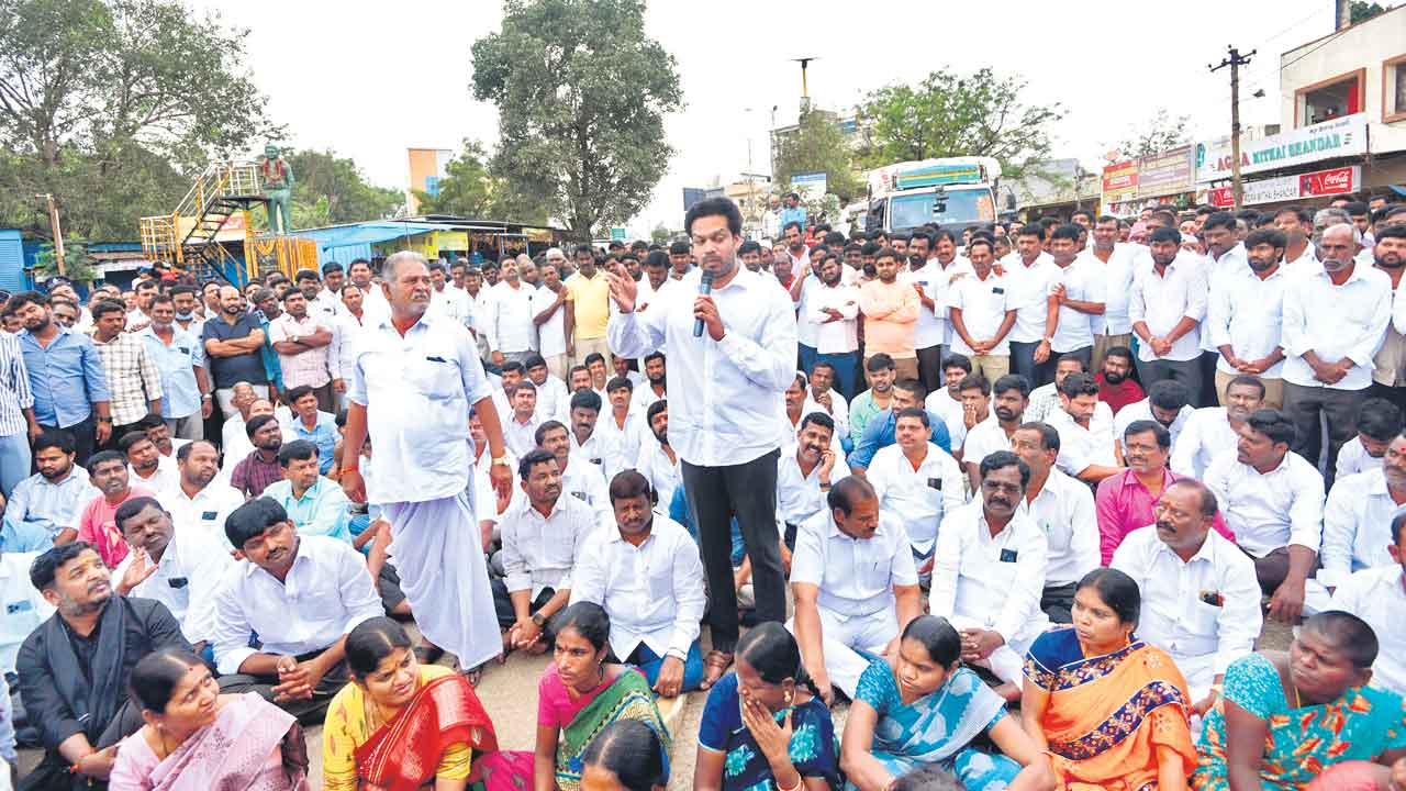 ప్రాణాలు పోతున్నా స్పందించరా?.. ప్రమాదాలపై నిరసనగా అఖిలపక్షం భారీ ధర్నా