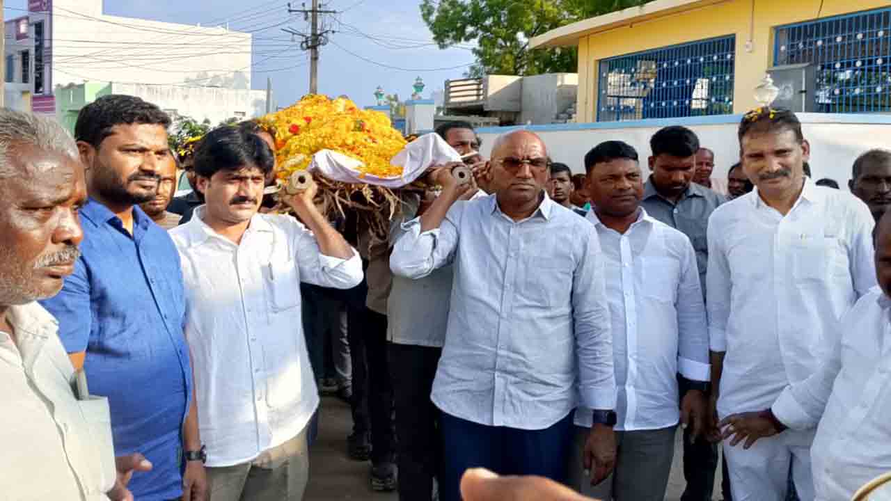 బంధువు అంత్యక్రియల్లో ఆర్‌ఎస్పీ