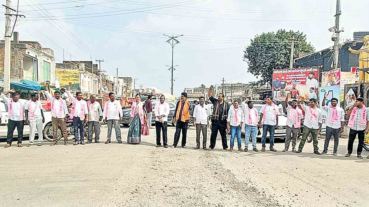 బీఆర్ఎస్ నాయకుల రాస్తారోకో
