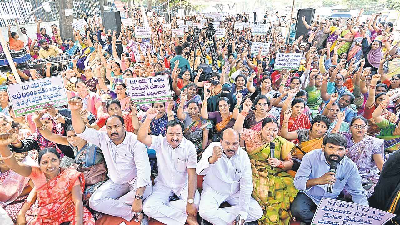 ఆర్పీల పెండింగ్‌ వేతనాలు చెల్లించాలి