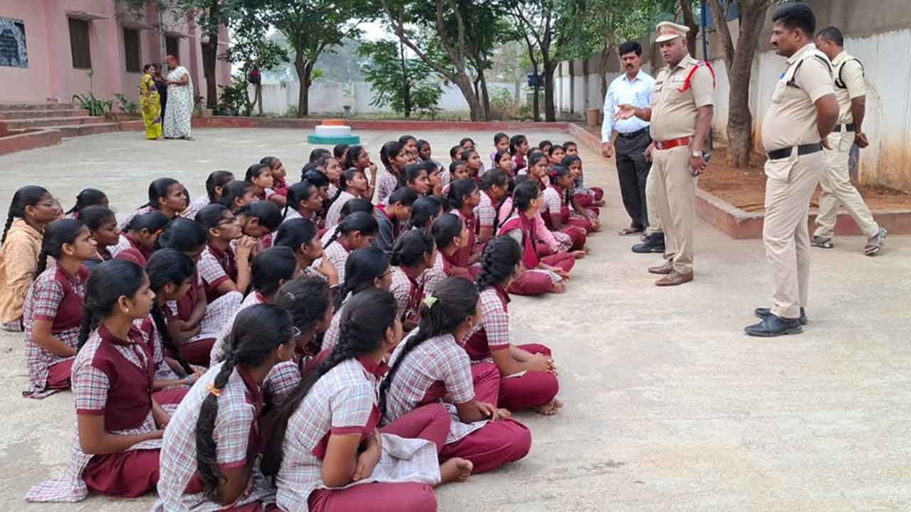 బోధన లేకుండా.. పరీక్షలెలా రాయాలి?