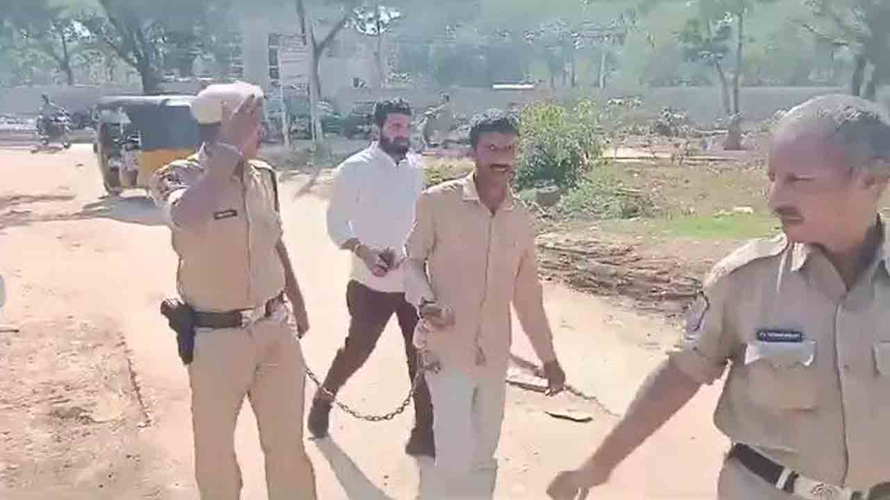 Hand Cuffs | దారుణం..లగచర్ల గిరిజన రైతుకు సంకేళ్లు వేసి ఆసుపత్రికి తీసుకొచ్చిన జైలు సిబ్బంది