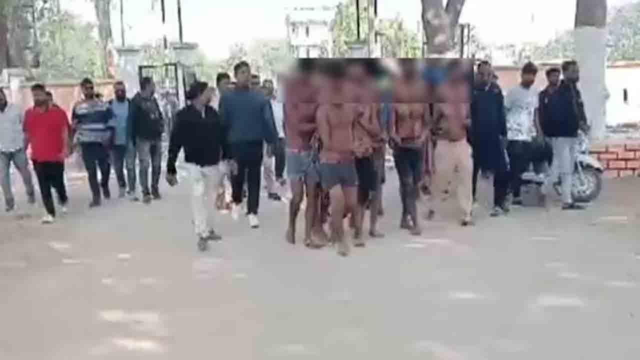 labourers stripped, beaten | బెంగాల్‌ కూలీలపై ఒడిశాలో దాడి.. బట్టలిప్పించి కొట్టి ఊరేగించిన   గుంపు