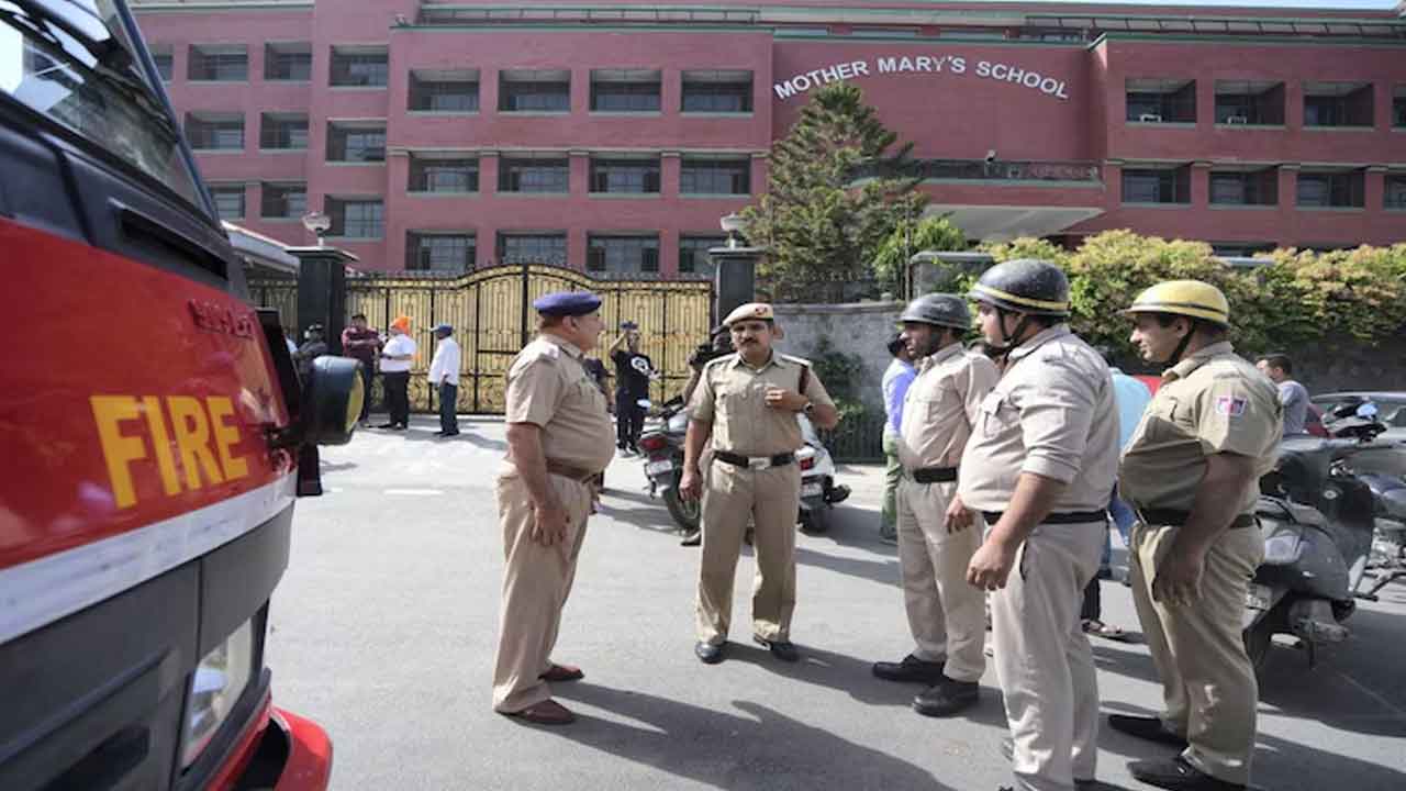 ఢిల్లీ స్కూళ్లకు మళ్లీ బాంబు బెదిరింపులు