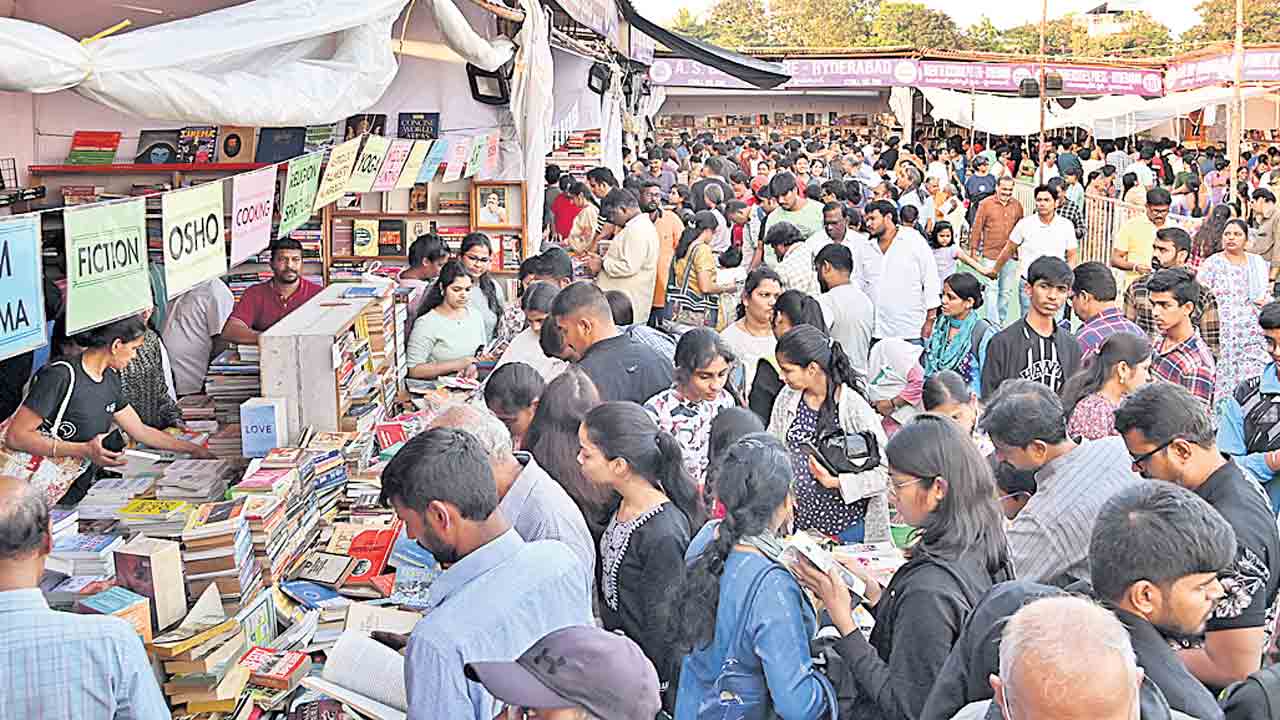 పుస్తకం కొత్త ప్రపంచంలోకి తీసుకెళ్తుంది