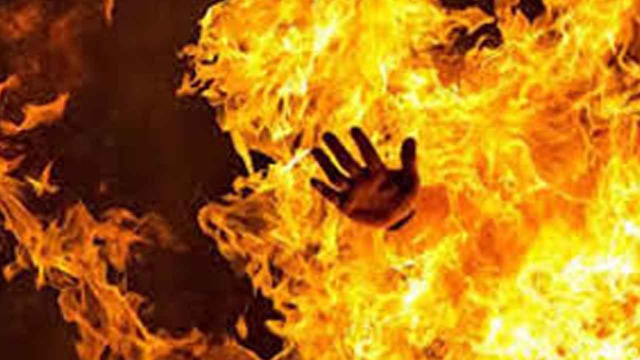 Girl set on fire | ఒడిశాలో మరో దారుణం.. అమ్మాయికి నిప్పంటించిన ముగ్గురు