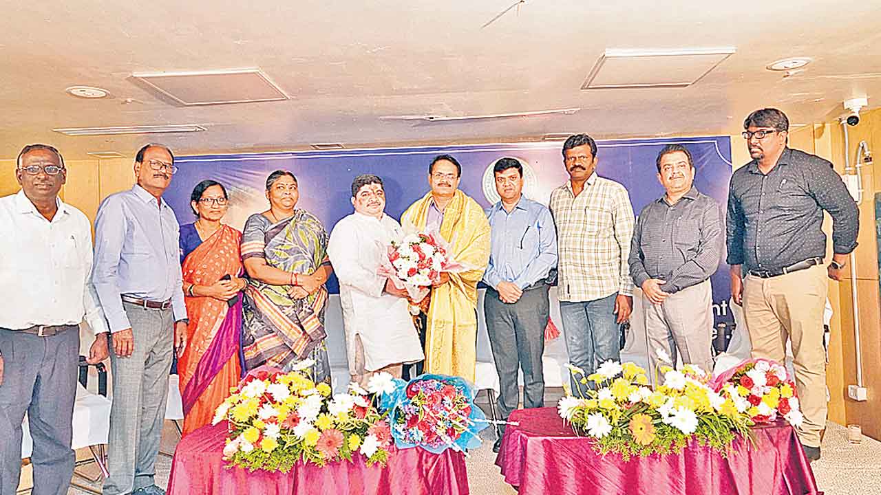 TGPSC | టీజీపీఎస్సీని వెంటాడుతున్న కోర్టు కేసులు, వివాదాలు.. కొత్త చైర్మన్‌కు కత్తిమీద సామేనా?