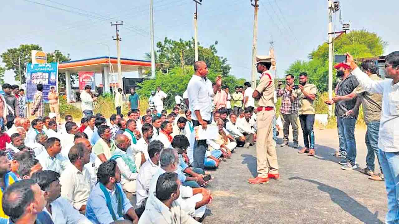 సర్కారు సంబురాలు.. జనాల్లో స్తబ్ధత!