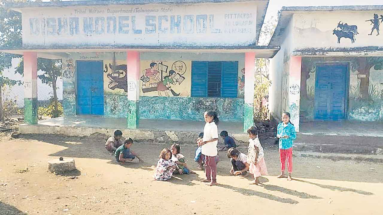 సమ్మెలో సీఆర్టీలు.. బడులకు తాళం