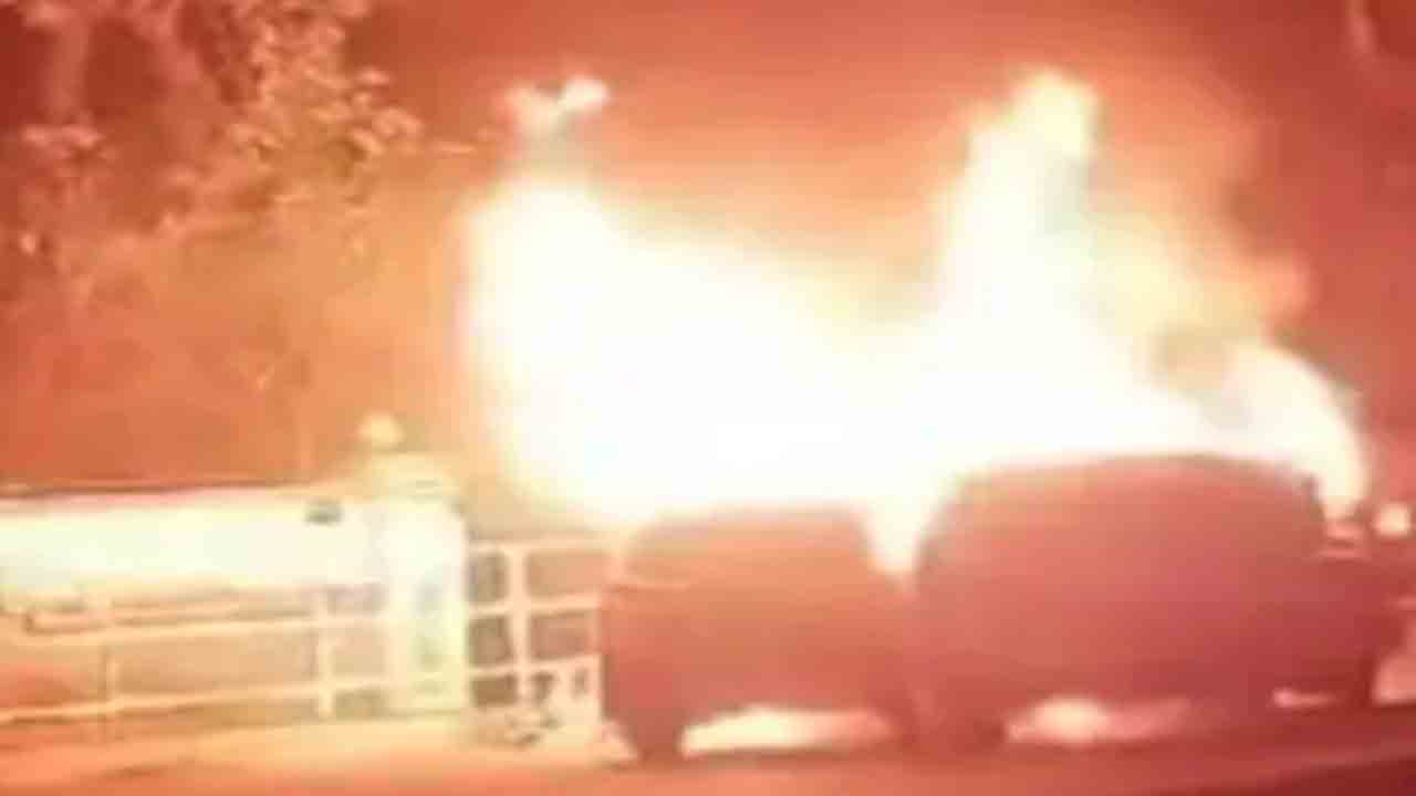 Man Sets Car On Fire | వ్యక్తితో కలిసి కారులో వెళ్తున్న భార్య.. ఫాలో అయ్యి ఆ కారుకు నిప్పంటించిన భర్త