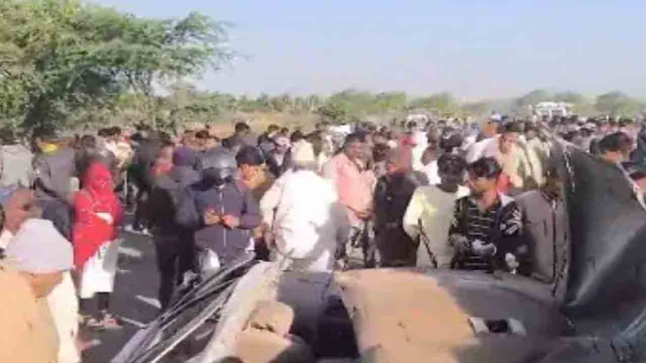 Cars Collide | రెండు కార్లు ఢీ.. చెలరేగిన మంటలు, ఏడుగురు మృతి