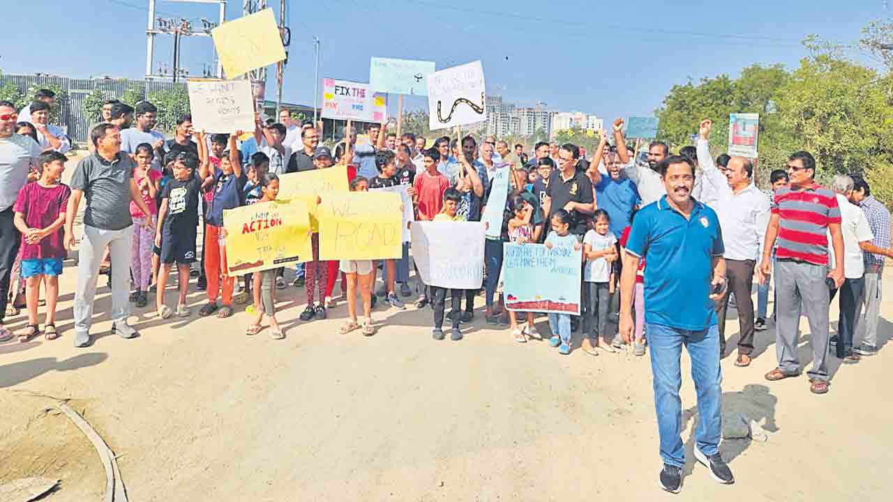 రోడ్డు కోసం రోడ్డెక్కిన చిన్నారులు