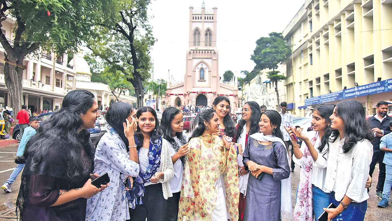క్రీస్తు జననం.. అంబరాన్నంటిన సంబురం